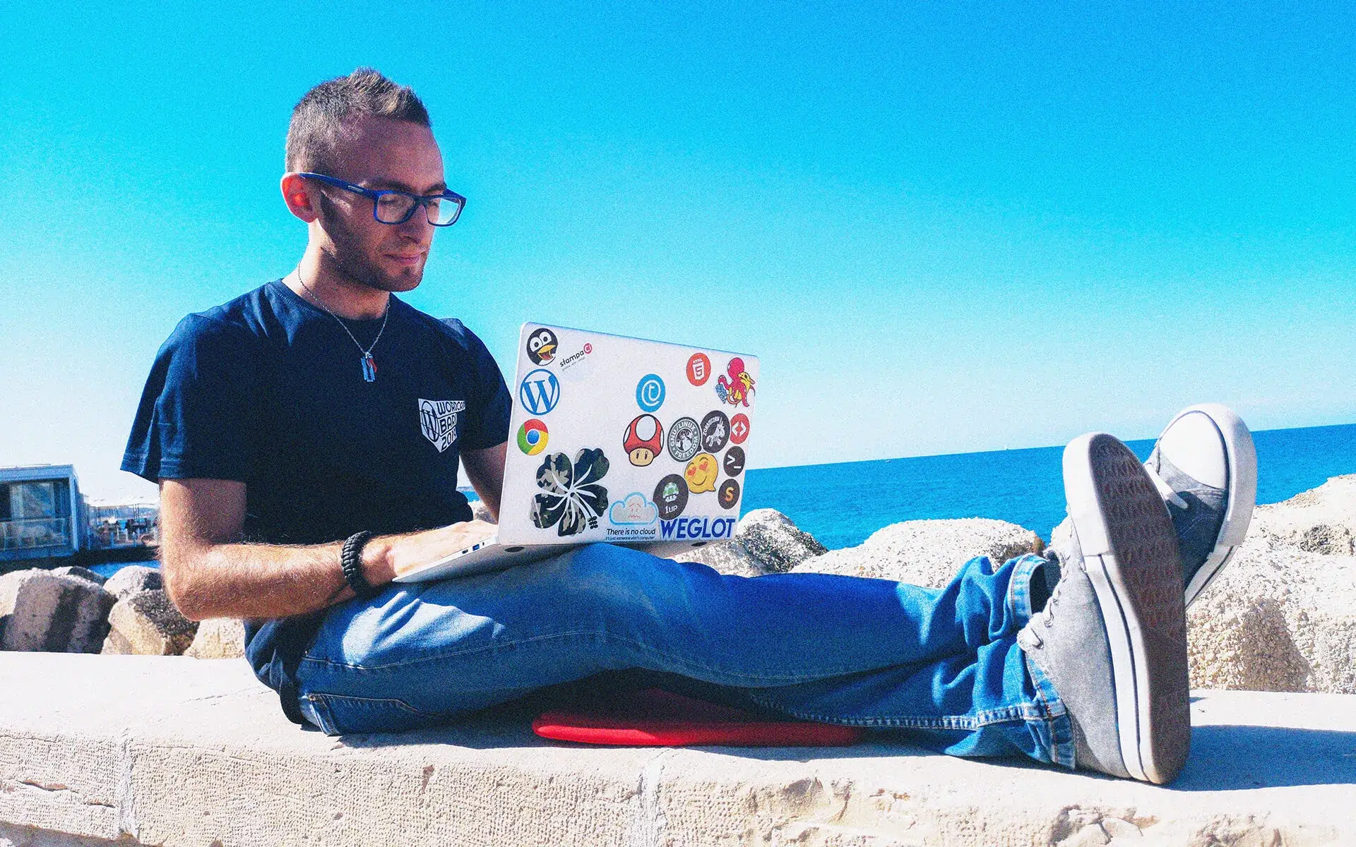 Tommy Tortorelli, consulente digitale freelance, lavora al laptop fronte mare